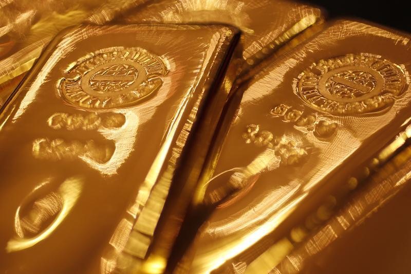 Gold prices hover near fresh records as economic uncertainty grows